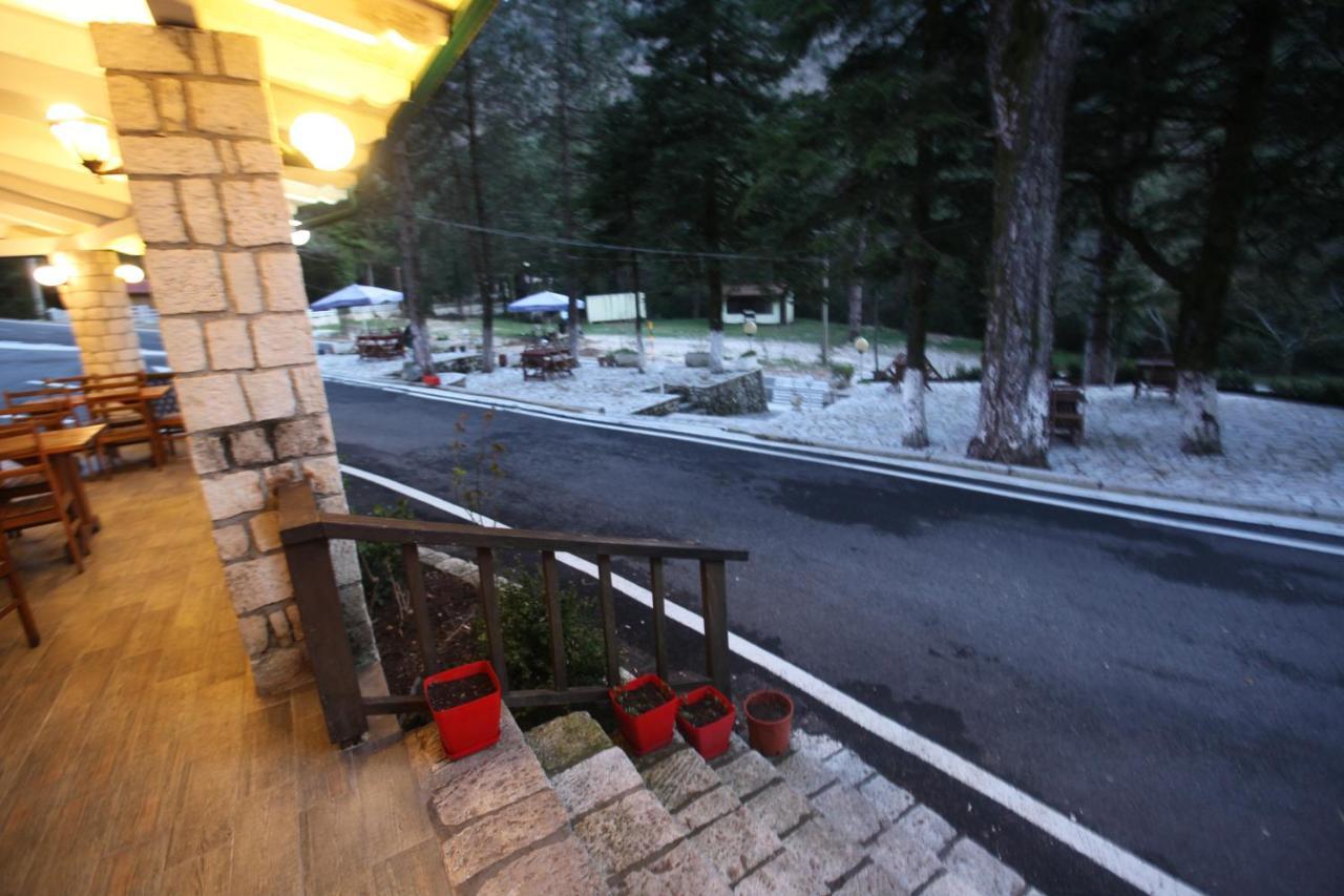 Bujtina Uji I Panjes, Log Cabins Dukat Exterior foto