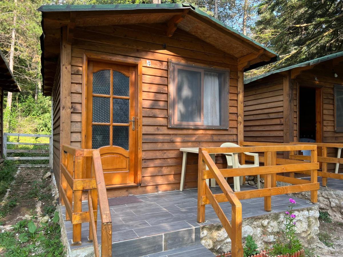 Bujtina Uji I Panjes, Log Cabins Dukat Exterior foto
